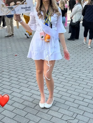 Vit studentklänning med volang - Superfin vit studentklänning med volangkant och v-ringning från Bubbleroom. Klänningen har korta ärmar och markerad midja, perfekt för studentfirande. Använd 1 gång. Nypris 499kr.