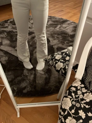 Vita bootcut middle waist  - Snygga vita jeans med bootcut passform och ganska låg midja. Använda en gång, säljer för att dom inte passar. Kan sänka mig ganska lågt i pris. Storlek Xs(164 cm) 