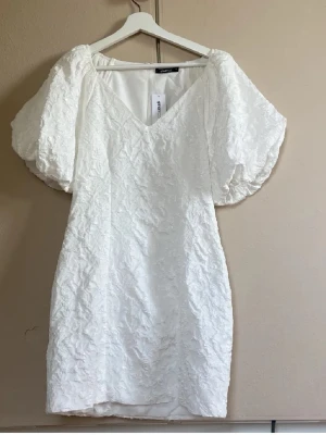 Student Klänning - Säljer denna klänningen från GinaTricot, tänkt att ha på studenten men har ångrat mig och köpt en annan. Så aldrig använd bara testad. Prislappen kvar, nypris 600kr. (Inte mina bilder, men skriv om ni har något ni undrar💗)