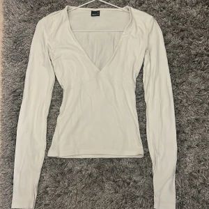 Vit omlottopp med v-ringning - Snygg vit topp den Gina tricot i storlek xs använt typ 4-5 gånger priset kan diskuteras ❤️