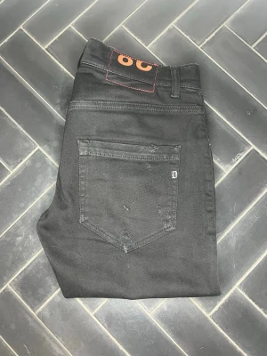 Dondup slimfit  - Dondup jeans!! | Säljer dem här supersnygga Dondup jeansen 💫 | Jeansen  är i W28 o har snygga slitningar  | Mått längd: 92cm | midjebredd: 38cm | Jeansen är 9/10 skick och i en slim model 🌟| Nypris - Runt 2999 sek | Pris kan diskuteras vid snabb affär!! 💸 | För flera bilder eller frågor så är det bara att kontakta mig📩