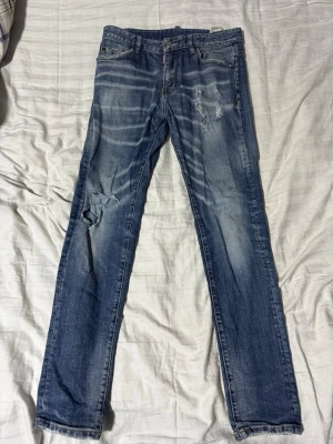 dsquared2 - Säljer dessa dsquared2 jeans då dom inte länge passar mig, storlek 31, pris går att diskutera.