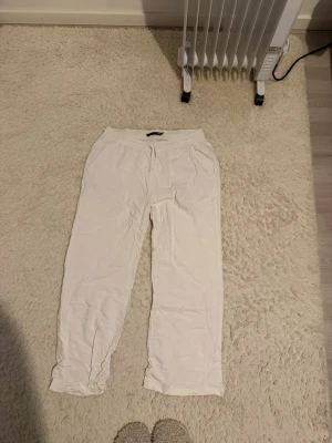 Vita linnebyxor från lager 157 - Säljer ett par vita linnebyxor från 157 i storlek M. Byxorna har en avslappnad passform med resår i midjan och raka ben. Perfekta för varma dagar och riktigt sköna att bära. Klassisk och enkel design som passar till det mesta. Längden kan bli olika för alla då jag råka krympa de i tvätten. Ordpris:400kr säljer för 200kr plus frakt. Hann använda de 3 gånger innan jag krympte de😢