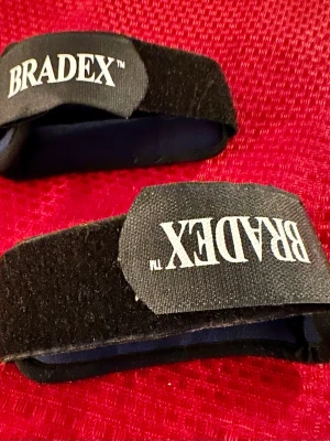 Svarta träningsband från Bradex 2st ,  vikt 0,5 kg av varje  - Säljer ett par svarta träningsband från Bradex med kardborrestängning. Perfekta för sport och träning, tillverkade i mjukt material med vadderad insida för extra komfort. Passar till olika typer av sportaktiviteter och ger bra stöd.