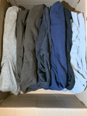 Stickade tröjor  (400 FÖR ALLA) - Säljer en box med stickade tröjor i väldigt bra skick, 6 st i olika märken och sorter. Olika storlekar, inga frågor utan först till kvarn. Ingen har defekt. 