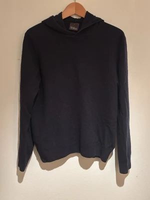 Kashmir Hoodie Oscar Jacobson - Kashmir hoodie från OJ. Modellen heter pascal och den är i ett mycket bra skick! Nypris: 1599kr och priset kan självklart diskuteras! Modellen är ca 180cm och väger ca 70kg