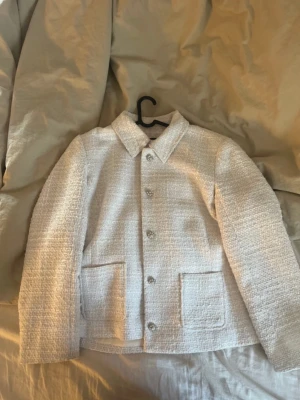 Vit kappa  - Säljer denna otroligt fina kappa/kavaj kappa, den är använd endast 1 gång och är i väldigt bra skick! Köpt för 1200 kr.  Den har super fina detaljer och passar perfekt till tillfällen man vill va lite extra snygg, vid snabb affär kan pris diskuteras:)