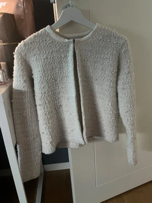 Vit kofta med pärldetaljer - Vit fin oanvänd kofta då den inte passar mig. 