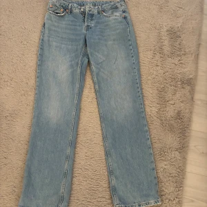 Straight jeans - Klassiska straight jeans med knapp vid gylfen och är perfekt längd för någon 160-165 cm, lågmidja