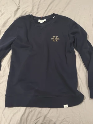 Mörkblå sweatshirt från Les Deux - Säljer en stilren mörkblå sweatshirt från Les Deux .Perfekt för dig som gillar enkel och clean stil. Stabilt skick. Nypris 1100-1200. Pris kan diskuteras.