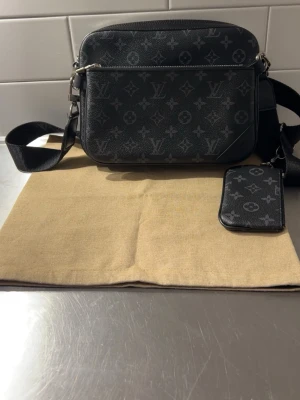 Väska  - Väska hos oss på Steelo marknad 