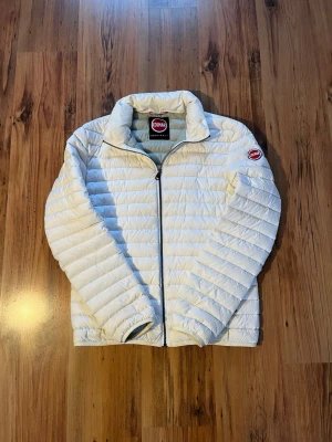 Vit dunjacka från Colmar - Vit dolmar dunjacka utan luva. Den är i mycket bra skick 8/10 skulle jag säga bara att den är lite smutsig efter användning, annars är den fräsch. Den sitter i size S/170, längd 64 cm och bredd 49 cm. Hör av er om ni har frågor 🙈