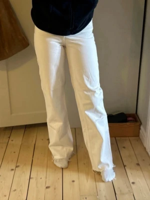 Zara vita straight jeans - Lånad bild från förra säljaren! Ett par vita straight jeans från Zara som inte kommit till användning. I fint skick, superhärliga och går att klippa nertill!!🤩