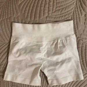 DFYNE shorts vit - DFYNE shorts i storlek XS vit helt nya. Formar superbra och så bekväma 🤍🤍 Aldrig använda!