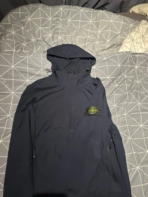 Stone island jacka - Säljer min stone island jacka då ja inte använder den längre. Den är storlek M och i väldigt bra skick. Kan gå ner i pris vid snabb och smidig affär