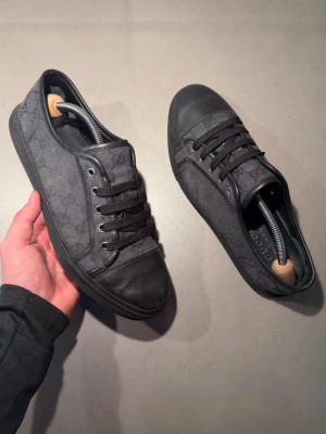 Gucci Skor - ‼️VI TAR EJ BYTEN‼️ Gucci sneakers | Skick: 8/10 | Storlek (6,5) fits 41,5-42 | Endast Skopåse ingår | Fraktar inom 24H efter köp, på köparens bekostnad 📦 | Hör av dig vid minsta fråga eller fundering 💭