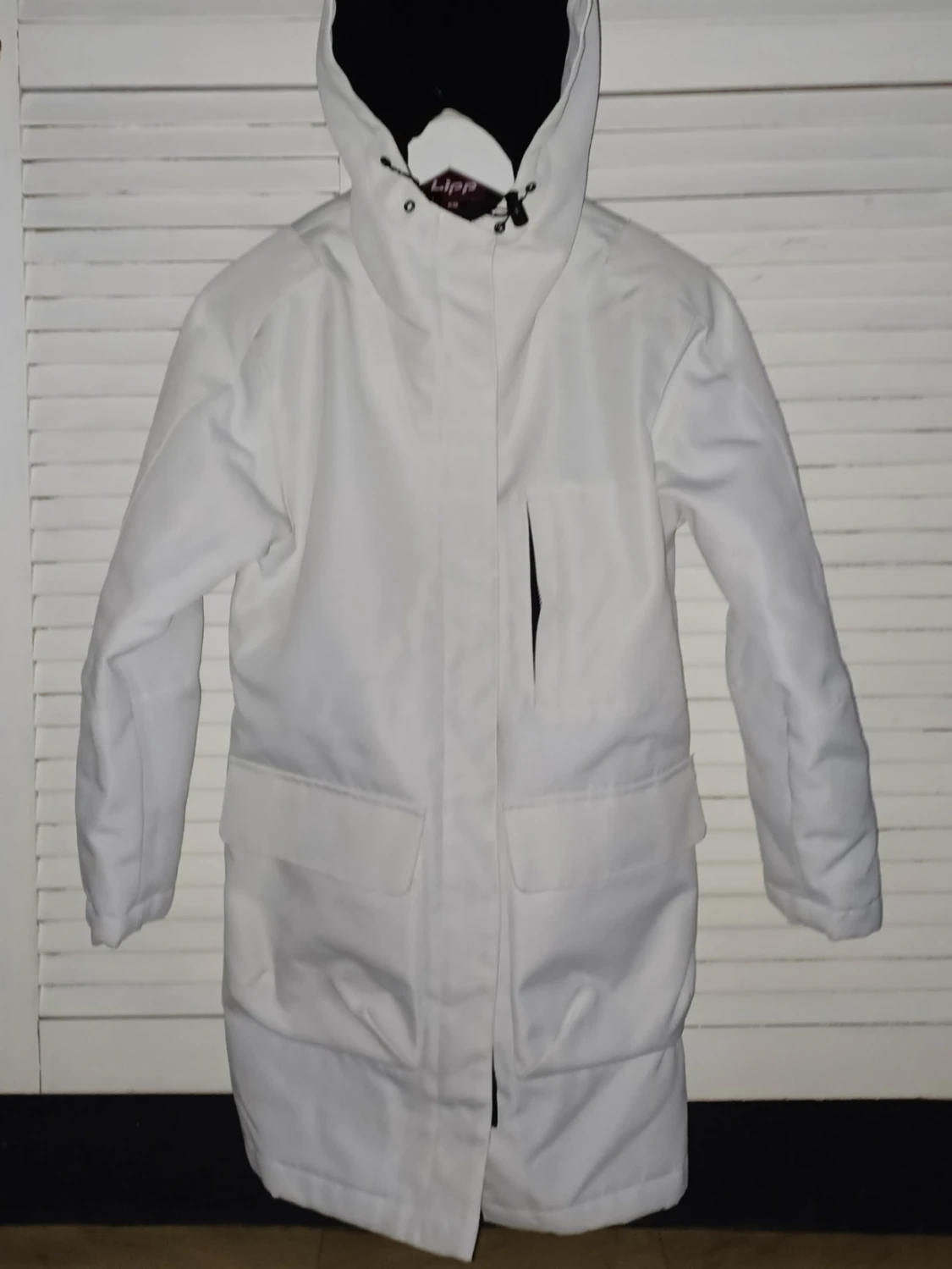 Vit parkasjacka med huva