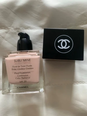 Chanel Sublimage Foundation SPF 20 -  Foundation från Chanel. Kommer i en elegant glasflaska med svart pump och lock. Färgen är ljusbeige och formulan är lätt och smidig att applicera. Den är använd några gånger. 
