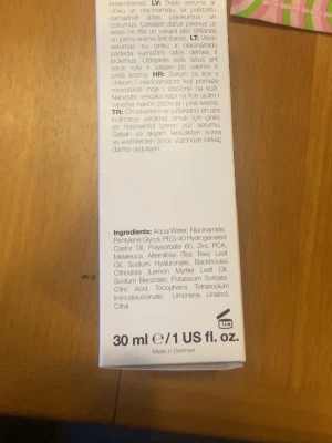 Serum med niacinamid från Australian Bodycare - Serum med niacinamid och zink från Australian Bodycare. Innehåller tea tree-olja, hyaluronsyra och citronsmyrten. Passar för att minimera orenheter och ge en fräsch känsla. Vegansk formula i vit förpackning, 30 ml.