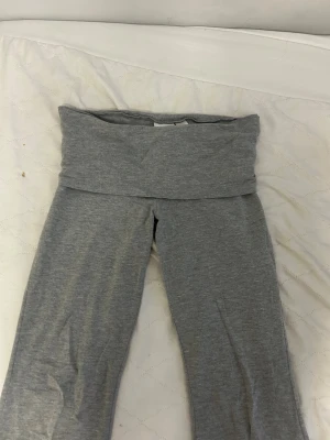 Grå mjukisbyxor från Gina Tricot - Superbekväma grå mjukisbyxor från Gina Tricot i storlek 158/164. Byxorna har hög midja med bred linning och är gjorda i mjukt bomullsmaterial. Perfekta för chill dagar och har en enkel, stilren look.