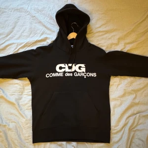 Svart hoodie från Comme des Garçons - Säljer en svart Comme des Garçons hoodie som aldrig är använd eftersom den är för liten för mig. Tveka inte att skriva ett meddelande om det är nåt som undras