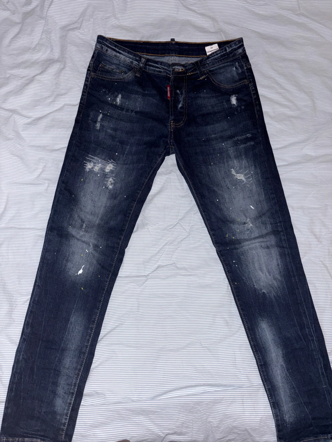 Mörkblå Dsquared2 jeans med slitningar