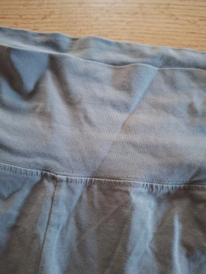 Gråa yogapants - Säljer ett par gråa yogapants från Nelly. Byxorna är i mjukt och stretchigt bomullsmaterial, perfekta för en chill och avslappnad stil. De har bred linning och sitter skönt över höfterna.