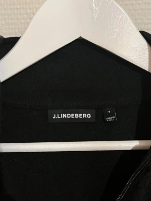 Svart J.Lindeberg fleecejacka  - Säljer denna sjukt snygga fleecejackan från J.Lindeberg⭐️ Färgen är svart och storleken är M✅ Den har inga defekter och skicket är utomordentligt🙌🤝 Sjukt najs passform och passar perfekt till hösten🍁🙌 Tveka inte på att höra av er dig vid minsta fråga eller fundering😊