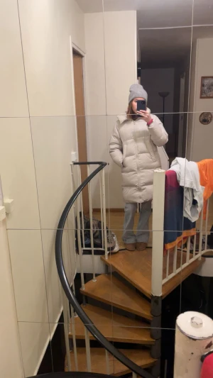 Beige lång pufferjacka från Zara - Lång och oversized beige pufferjacka från Zara med huva och dragkedja framtill. Jackan har breda, quiltade paneler och stora fickor på sidorna. Perfekt för kalla dagar och riktigt mysig att bära. Pris kan diskuteras, passar mig som vanligt vis har S men hade också passat någon som har XS
