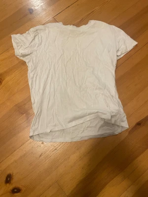 Vit basic t-shirt från H&M XS - En enkel vit t-shirt från H&M i storlek XS. Modellen är klassisk med rund hals och korta ärmar, tillverkad i mjuk bomull. Perfekt för dig som gillar en clean och stilren look. Passar dig som vill ha en basic tee i garderoben.