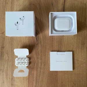 nyaste AirPods Pro 3 - Säljer ett par AirPods Pro 3, komplett med originalförpackning och extra öronkuddar i flera storlekar. Trådlösa hörlurar med aktiv brusreducering och laddningsetui. Inga synliga repor eller skador, ser ut som nya. Använda ett tag så har inget kvitto kvar