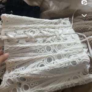 Korsett  - Endast testad. Storlek xs men passar s. Går att justera i ryggen med band. 