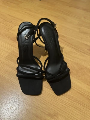 Svarta klackar från MANGO  - Svarta klackar från mango i mocha 