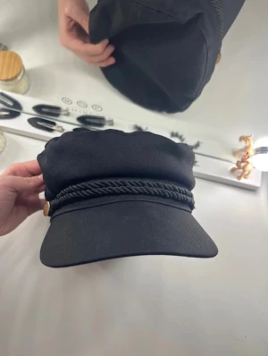 fisherman hatt/newsboy cap - snygg keps från H&M i toppen skick och coola detaljer! våga fråga om mått 💝priset går självklart att diskutera 