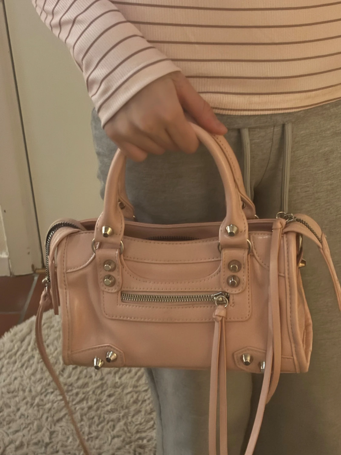 Ljusrosa handväska med silverdetaljer - 4