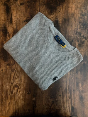 Polo Ralph Lauren Tröja - Polo Ralph Lauren-tröja i mycket bra skick. Klassisk old money-look med tidlös passform och hög kvalitet. Äkta Polo Ralph Lauren, välvårdad.