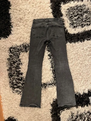 Grå bootcut jeans från Gina  - Snygga grå jeans från Gina💕 Storlek 36, inga fel på dom förutom att de är lite slitet på botten som man ser i bilden.