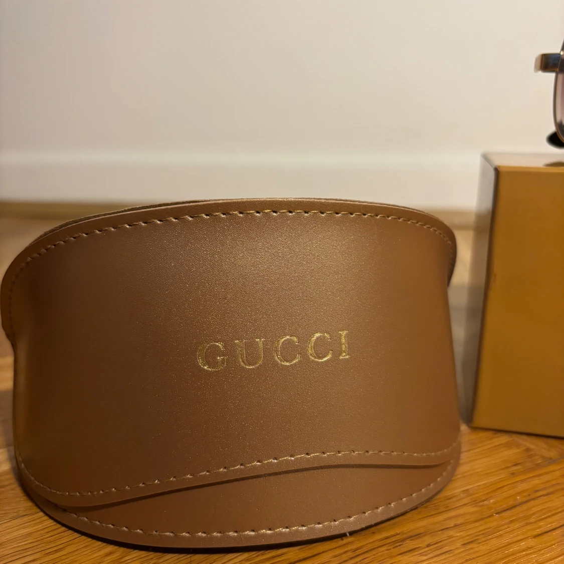 Gucci solglasögon med guldtonad ram - 2