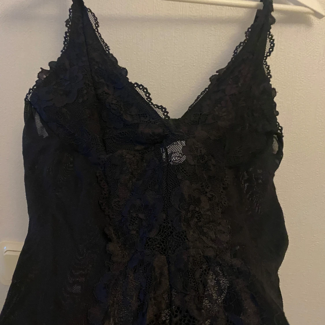 Svart spetsig body med blommönster - 1