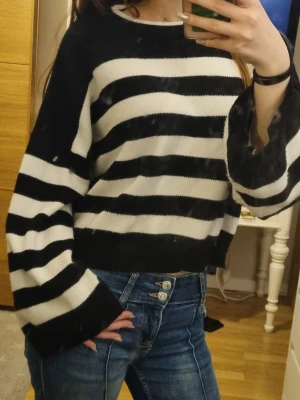 Randig tröja  - Säljer denna tröja då den inte längre kommer till användning. Den är något nopprig men det är inget som påverkar dess funktion eller utseende💗 Passar xs/s
