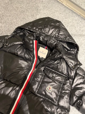 Moncler Montbeliard puffer jacket - Size M 