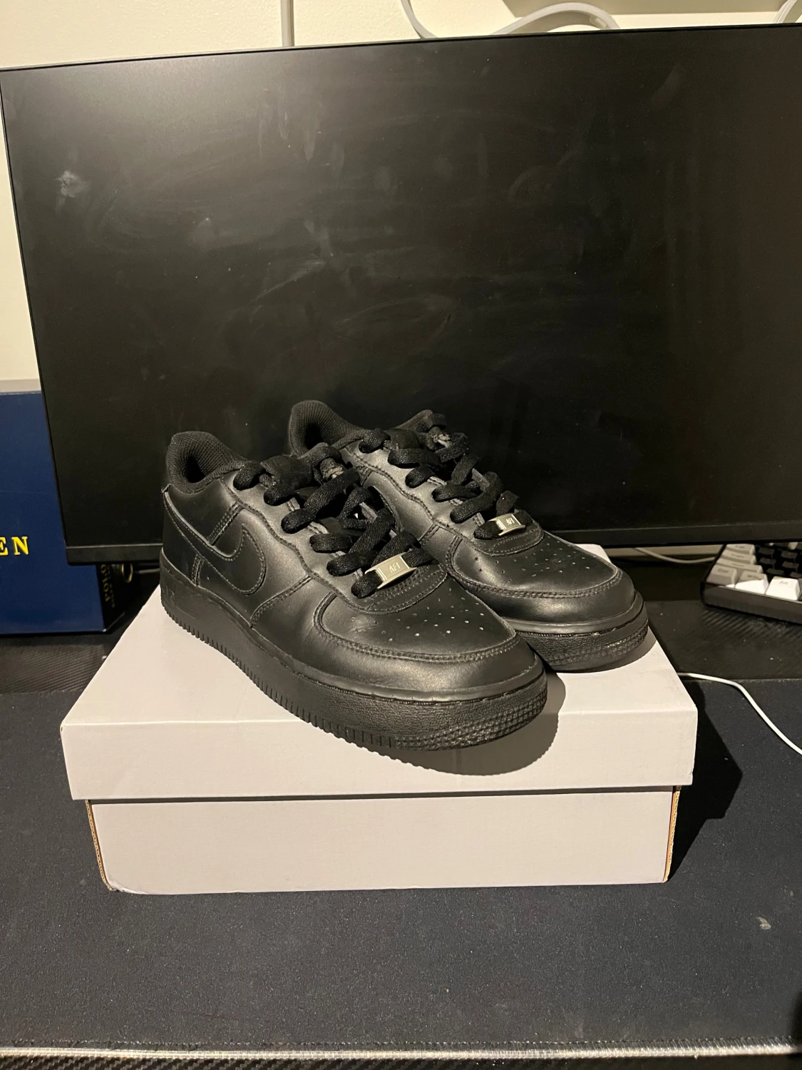 Svarta Nike Air Force 1 sneakers - 1