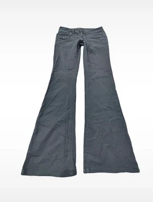 Jeans  - Tvär snygga jeans i storlek S, köpt secondhand. Vet inte märke. Lågmidjade och bootcut! 