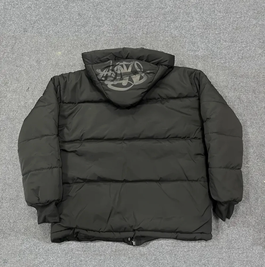 Svart pufferjacka med tryck på huvan - 1