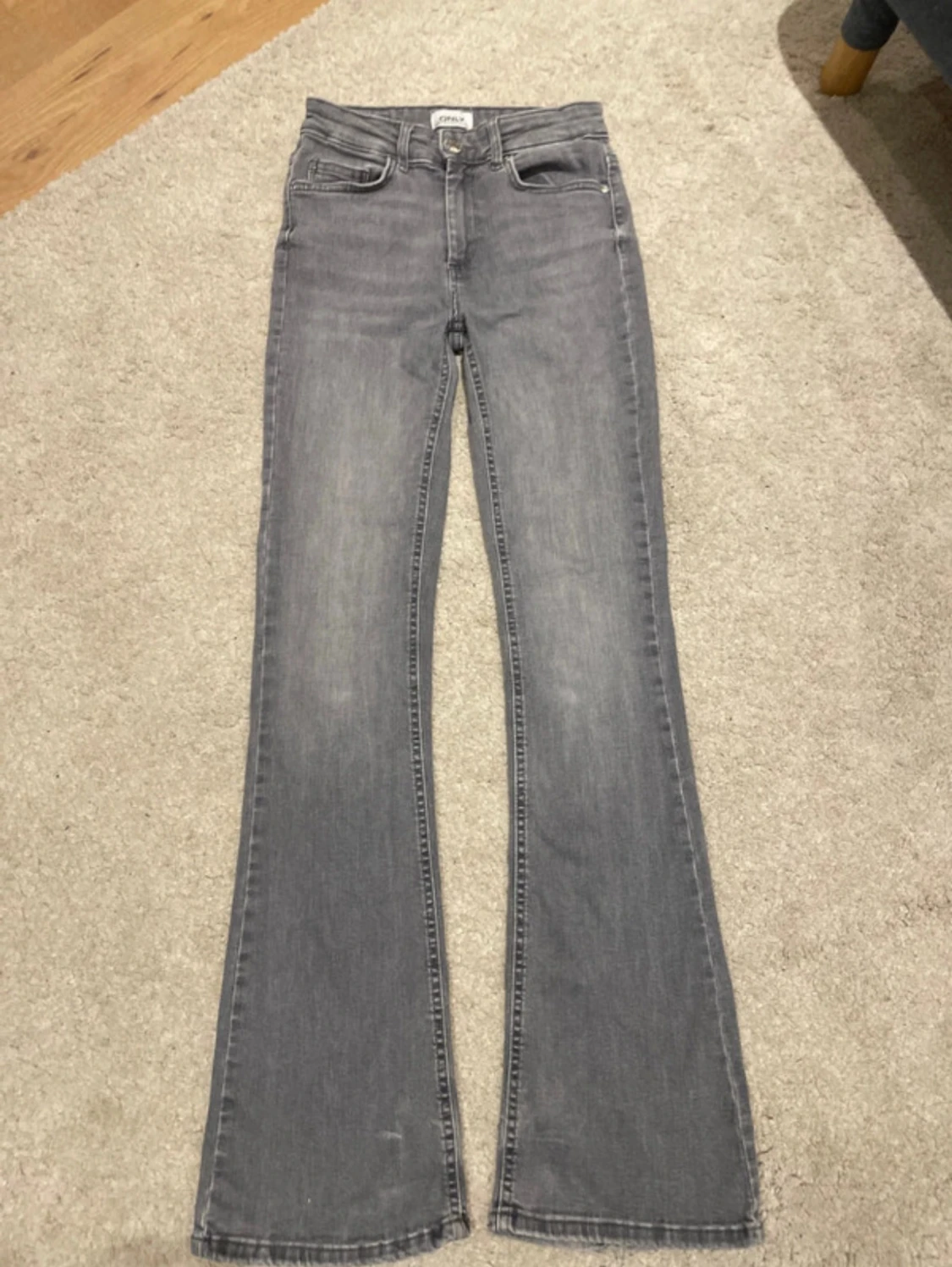 Grå bootcut jeans från ONLY, S/30