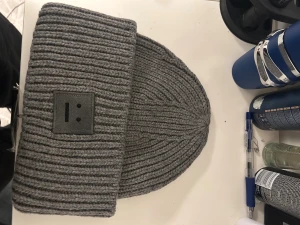 Acne studios mössa - Grå acne studios mössa, oanvänd.