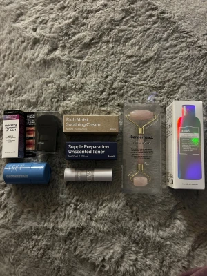 Blandad smink och hudvård - Hej, köpte en julkalender och tänkte sälja produkterna som inte kommer komma till användning. Säljer för 400kr men om man räknar hur mycket allt blir på bilden så landar det på ungefär 900kr