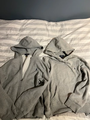 Två Ralph lauren tröjor  - Två stycken gråa Ralph lauren hoodies en med zip och en utan i bra skick och båda är i storlek 14-16år (Junior L) och du får båda tröjorna för 1000kr pris går att diskutera 
