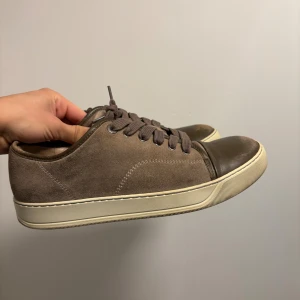 Lanvin Captoes Bruna - Lanvin captoes i en fin brun färg. Skorna har en liten defekt på captoen men är i övrigt i bra skick! ✅ 8UK