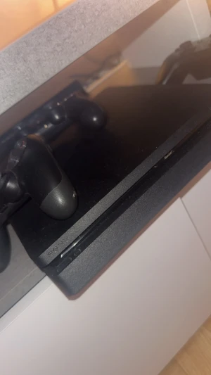PlayStation 4 - Sony PlayStation 4 med två originalkontroller. Konsolen och kontrollerna visar mindre tecken på användning, men är i gott skick och fungerar utmärkt. Perfekt för gaming och multimedia. Inga större synliga defekter, endast lätt ytslitage på kontrollerna.